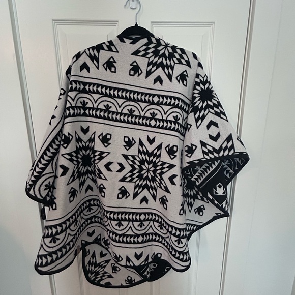 Star Indigenous Geometric Black and White Shawl - Picture 9 of 9